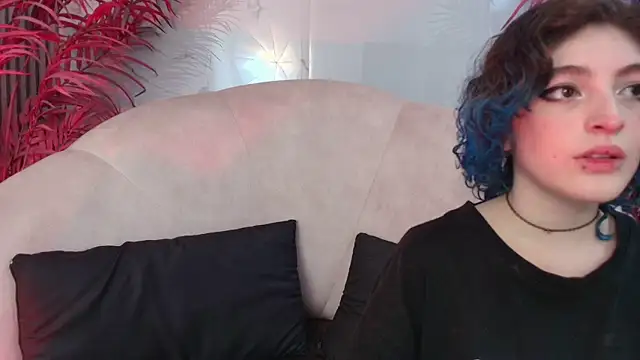 Snapshot of EvaHalsey chatting on 10/27/25, 07:40 EvaHalsey online show from 10/27/25, 07:40