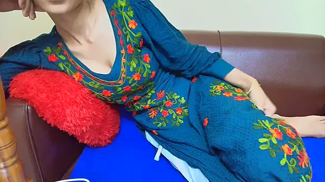 Snapshot of Srabontii chatting on 11/15/25, 10:12 Srabontii online show from 11/15/25, 10:12