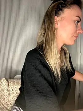 Milla  one online show from 10/19/25, 06:08