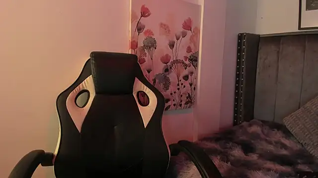 Snapshot of Alaia_Cute chatting on 09/28/25, 02:17 Alaia Cute online show from 09/28/25, 02:17