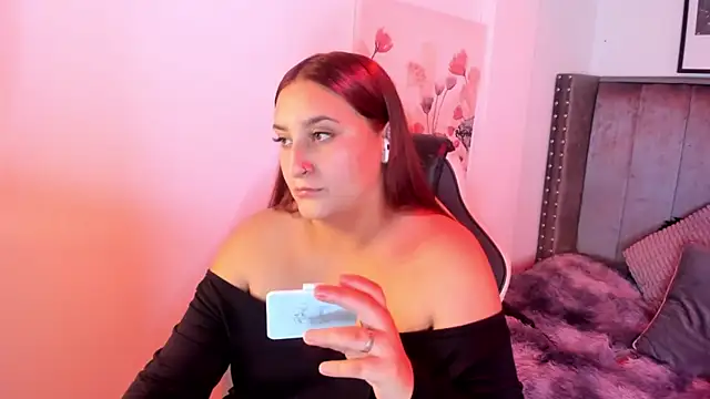 Snapshot of Alaia_Cute chatting on 10/22/25, 03:18 Alaia Cute online show from 10/22/25, 03:18