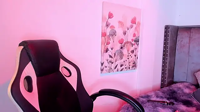 Snapshot of Alaia_Cute chatting on 10/23/25, 03:06 Alaia Cute online show from 10/23/25, 03:06