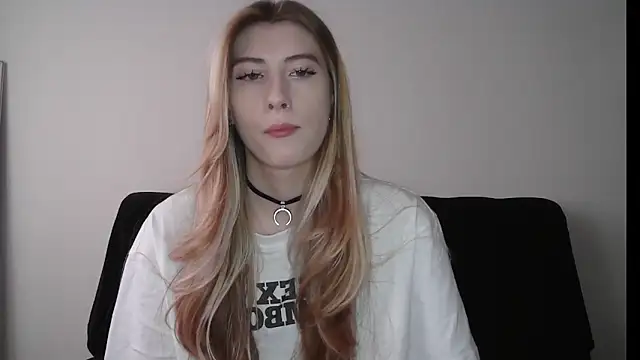 Snapshot of ErikaShyy chatting on 11/03/25, 11:33 ErikaShyy online show from 11/03/25, 11:33