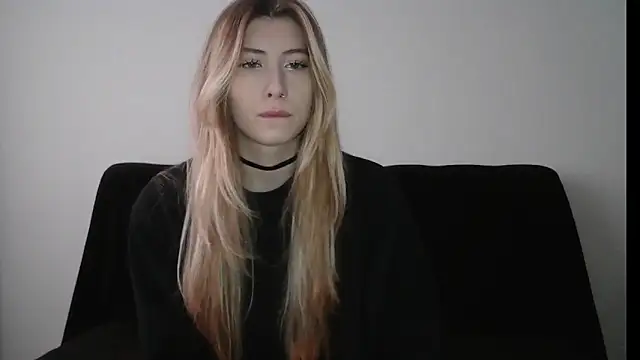 Snapshot of ErikaShyy chatting on 11/21/25, 10:47 ErikaShyy online show from 11/21/25, 10:47