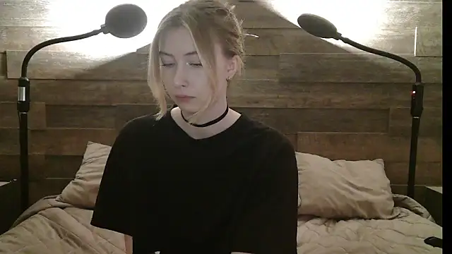 Snapshot of ErikaShyy chatting on 12/02/25, 10:42 ErikaShyy online show from 12/02/25, 10:42