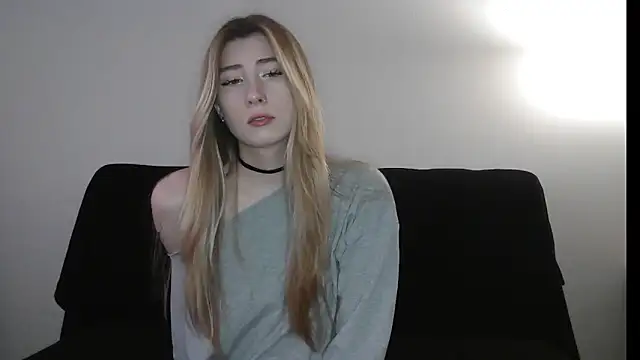 Snapshot of ErikaShyy chatting on 12/15/25, 11:14 ErikaShyy online show from 12/15/25, 11:14