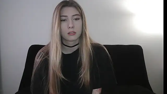 Snapshot of ErikaShyy chatting on 12/17/25, 10:54 ErikaShyy online show from 12/17/25, 10:54