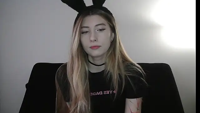 Snapshot of ErikaShyy chatting on 12/18/25, 11:16 ErikaShyy online show from 12/18/25, 11:16