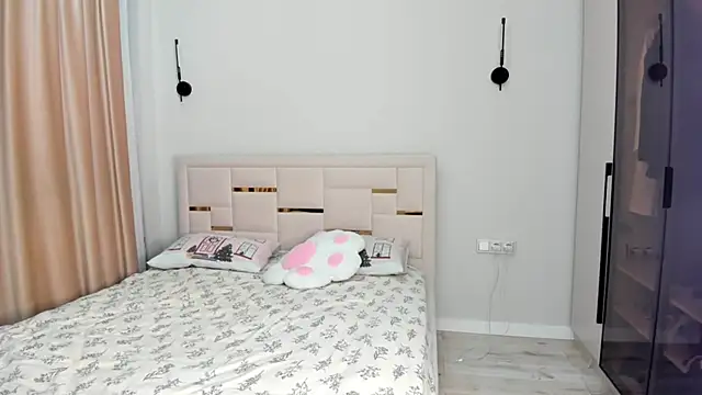 Snapshot of Lola_Peach chatting on 12/15/25, 03:00 Lola Peach online show from 12/15/25, 03:00