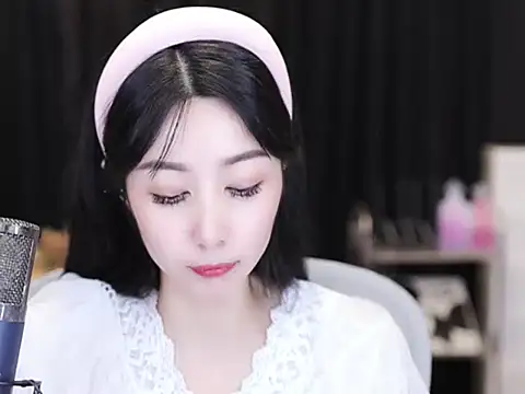 Nuyoah-77 online show from 09/11/25, 04:07