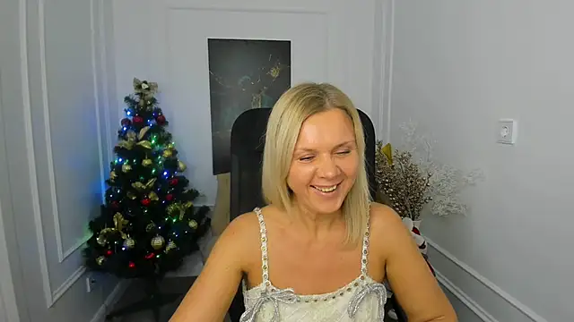 AgathaKlouin online show from 12/04/25, 07:22