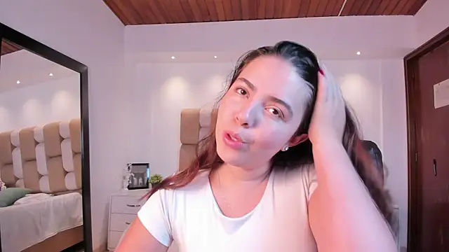 Snapshot of Lyssa_Muller chatting on 10/08/25, 12:25 Lyssa Muller online show from 10/08/25, 12:25