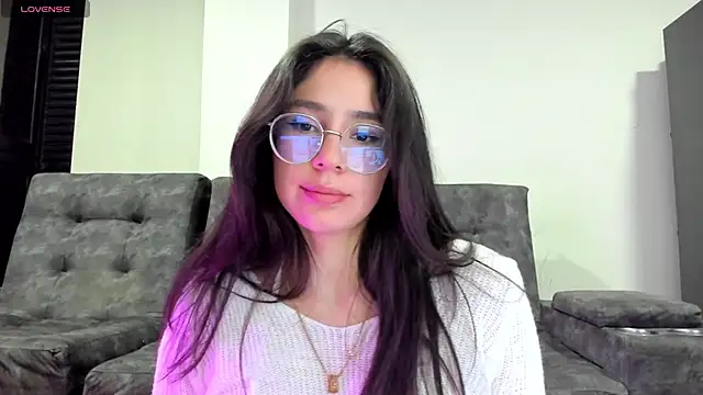 Snapshot of emmadiaz1 chatting on 10/06/25, 06:11 emmadiaz1 online show from 10/06/25, 06:11