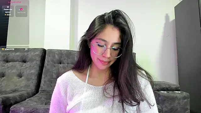 Snapshot of emmadiaz1 chatting on 10/20/25, 04:02 emmadiaz1 online show from 10/20/25, 04:02