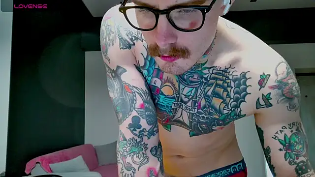 Snapshot of white_King9999 chatting on 11/01/25, 01:24 white King9999 online show from 11/01/25, 01:24