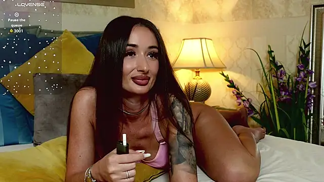 Snapshot of OneOutrageous chatting on 11/11/25, 03:23 OneOutrageous online show from 11/11/25, 03:23