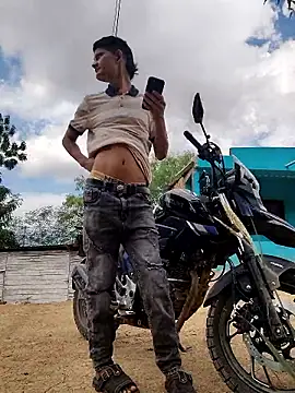 Snapshot of Valentinacuc chatting on 11/23/25, 02:39 Valentinacuc online show from 11/23/25, 02:39