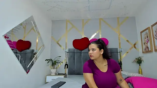 Caroliine Torres online show from 06/11/26, 12:25