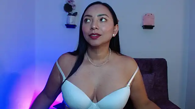 Snapshot of Emmi_Cam chatting on 02/27/25, 02:10 Emmi Cam online show from 02/27/25, 02:10
