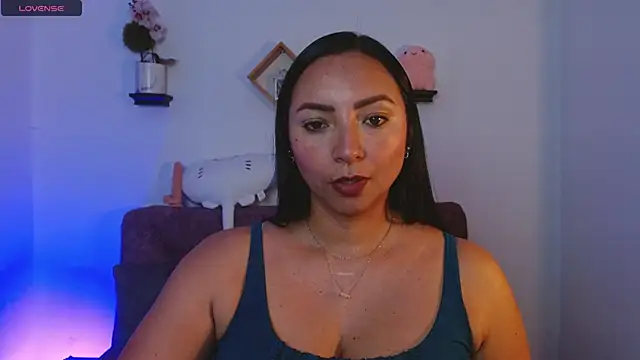 Snapshot of Emmi_Cam chatting on 09/10/25, 02:11 Emmi Cam online show from 09/10/25, 02:11