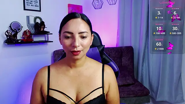 Snapshot of Emmi_Cam chatting on 04/06/26, 01:12 Emmi Cam online show from 04/06/26, 01:12