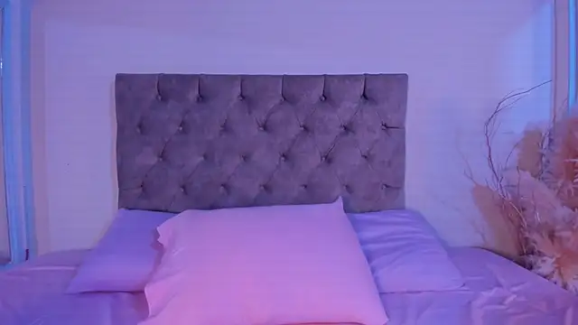 Snapshot of zoe_roux21 chatting on 10/15/25, 03:06 zoe roux21 online show from 10/15/25, 03:06