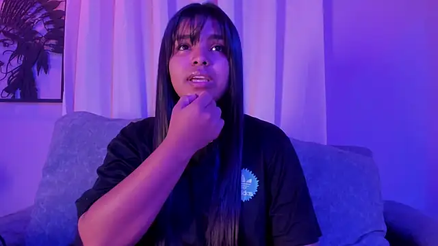 Snapshot of zoe_roux21 chatting on 11/06/25, 02:56 zoe roux21 online show from 11/06/25, 02:56