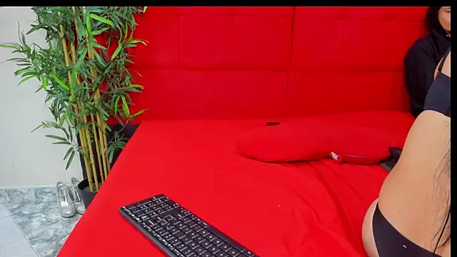 Snapshot of elena_and_derek chatting on 12/15/24, 07:57 elena and derek online show from 12/15/24, 07:57