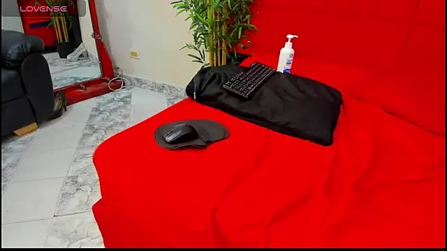 Snapshot of elena_and_derek chatting on 12/27/24, 01:43 elena and derek online show from 12/27/24, 01:43