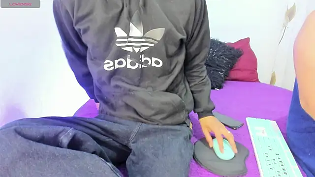 Snapshot of elena_and_derek chatting on 12/29/24, 11:07 elena and derek online show from 12/29/24, 11:07