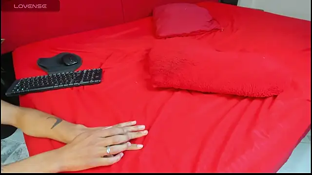 Snapshot of elena_and_derek chatting on 01/05/25, 01:45 elena and derek online show from 01/05/25, 01:45