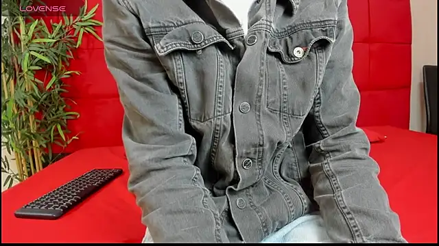 Snapshot of elena_and_derek chatting on 01/05/25, 07:28 elena and derek online show from 01/05/25, 07:28