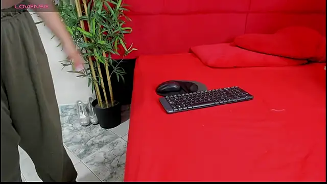 Snapshot of elena_and_derek chatting on 01/06/25, 06:31 elena and derek online show from 01/06/25, 06:31