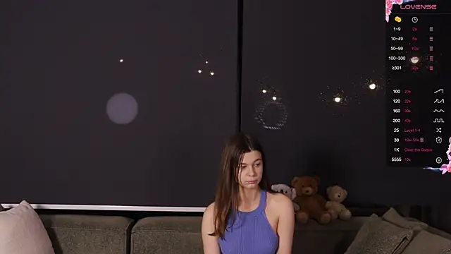 Snapshot of AnnaSiren chatting on 12/18/24, 02:53 AnnaSiren online show from 12/18/24, 02:53