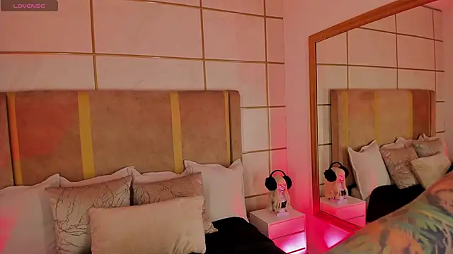 Snapshot of Kittenmeuw chatting on 02/23/25, 03:35 Kittenmeuw online show from 02/23/25, 03:35