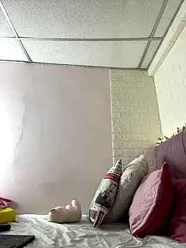 Snapshot of annaharper- chatting on 09/19/25, 04:51 annaharper- online show from 09/19/25, 04:51