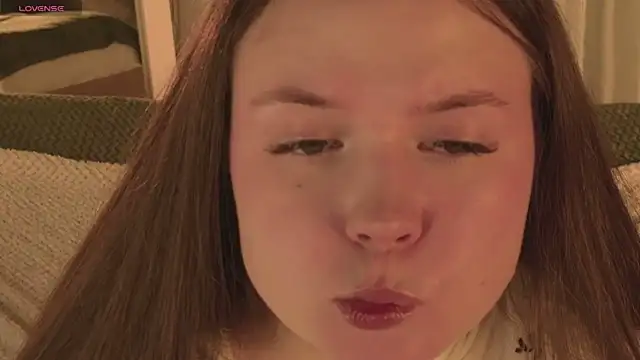 Snapshot of SunnyRisha chatting on 12/15/25, 05:12 SunnyRisha online show from 12/15/25, 05:12