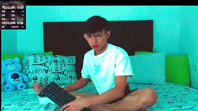 Snapshot of Tonny_twink_ chatting on 02/16/25, 04:21 Tonny twink online show from 02/16/25, 04:21