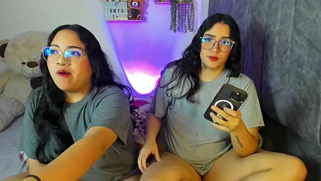 Snapshot of maddie-and-chelsea- chatting on 11/09/25, 10:46 maddie-and-chelsea- online show from 11/09/25, 10:46