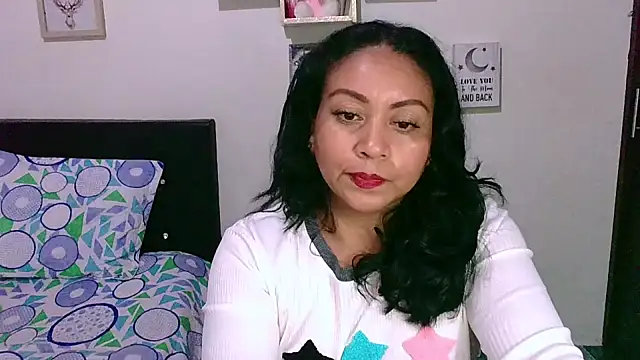 Snapshot of zaray_bella chatting on 12/01/25, 10:37 zaray bella online show from 12/01/25, 10:37