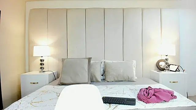 Snapshot of lyzzi_smith01 chatting on 02/25/25, 01:06 lyzzi smith01 online show from 02/25/25, 01:06