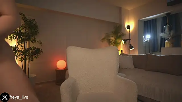 freyacherie online show from 09/20/25, 05:36