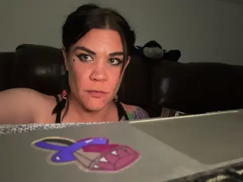 Snapshot of RavenRayyy chatting on 06/22/26, 05:04 RavenRayyy online show from 06/22/26, 05:04