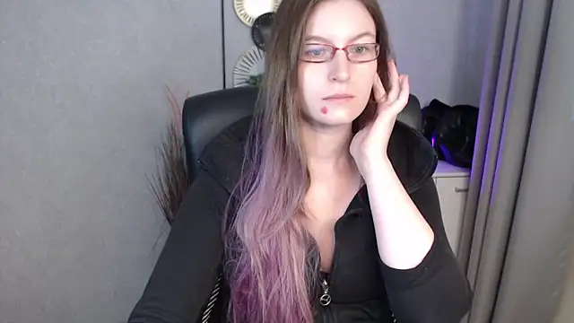 Snapshot of emmaxDelight chatting on 10/02/25, 05:25 emmaxDelight online show from 10/02/25, 05:25