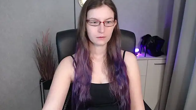 Snapshot of emmaxDelight chatting on 10/10/25, 05:17 emmaxDelight online show from 10/10/25, 05:17