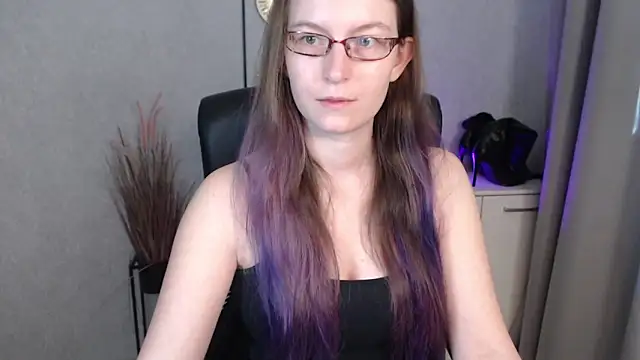 Snapshot of emmaxDelight chatting on 10/11/25, 06:12 emmaxDelight online show from 10/11/25, 06:12