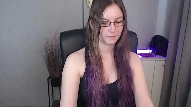 Snapshot of emmaxDelight chatting on 10/20/25, 12:27 emmaxDelight online show from 10/20/25, 12:27