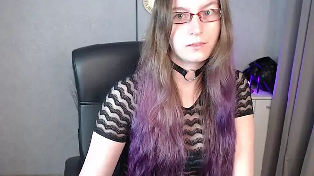 Snapshot of emmaxDelight chatting on 10/22/25, 05:30 emmaxDelight online show from 10/22/25, 05:30