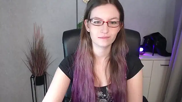 Snapshot of emmaxDelight chatting on 11/05/25, 06:24 emmaxDelight online show from 11/05/25, 06:24