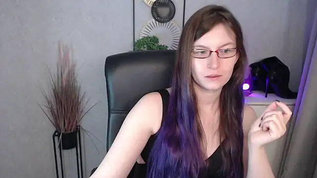 Snapshot of emmaxDelight chatting on 11/06/25, 06:25 emmaxDelight online show from 11/06/25, 06:25